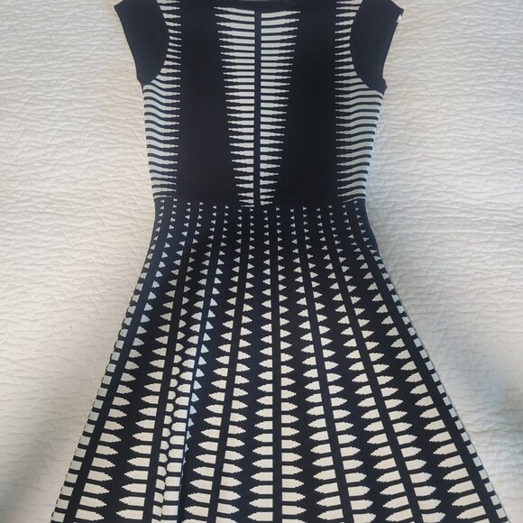 Zara Women’s Black & White Abstract Knit A-Line Mini Dress – Size M - Picture 4 of 5